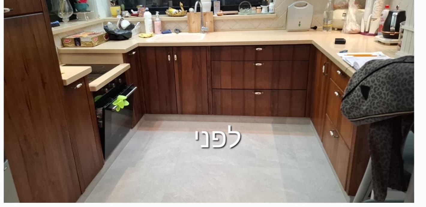מטבח לפני — חזיתות עץ כהות